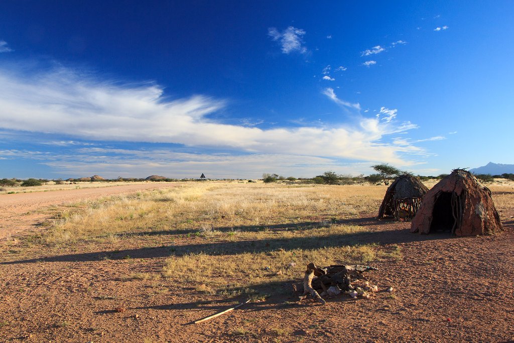 13-Himba house along the road.jpg